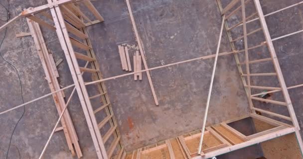 木の梁と棒の家のトラスフレームは慎重に組み立てられました — ストック動画