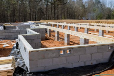 İnşaat alanındaki evin temelleri için beton bloklar örülmüş..