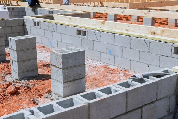 Bouwhuis Begint Bouwplaats Met Fundering Installatie Van Cementblokken — Stockfoto
