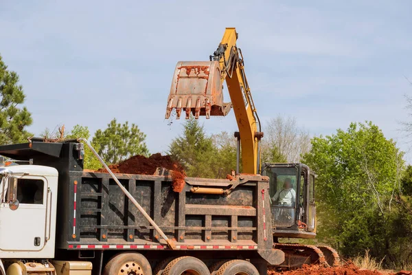 Una Excavadora Está Cargando Tierra Camión Pesado Volquete Sitio Construcción — Foto de Stock