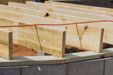 Beton blok temelinde ahşap kiriş kirişlerinin kurulumu