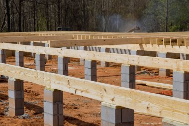 Yeni ev için beton blok temeli üzerine ahşap kirişlerin yerleşimi