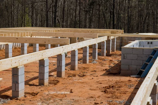 Beton blok temeli üzerine inşa edilmiş ahşap kiriş kirişleri yeni özel yapım ev