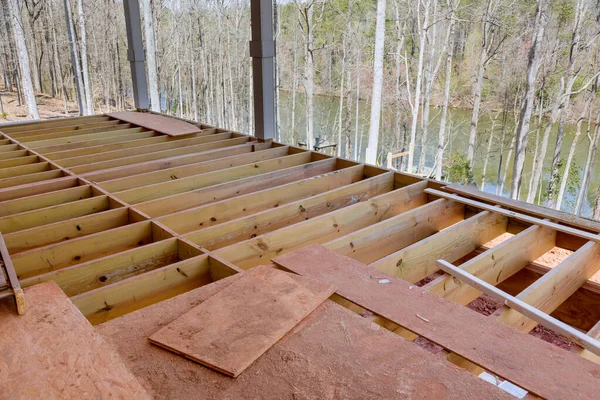 在新建成的定制住宅中 由于建造了新的建筑 为木制甲板天井建造了新的地板架 — 图库照片