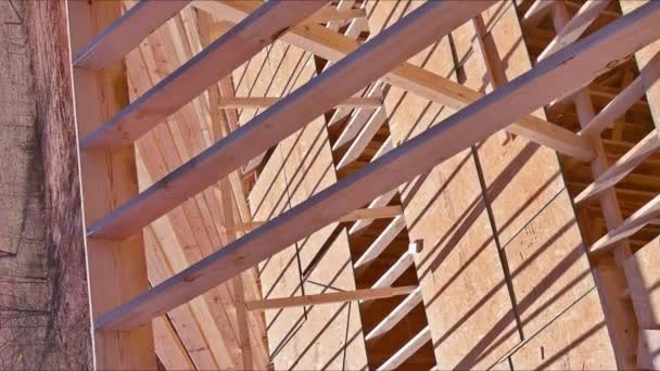 Drewniane Ramy Dachowe Składają Się Wiązki Kratownic Zostały Zbudowane Belka — Wideo stockowe
