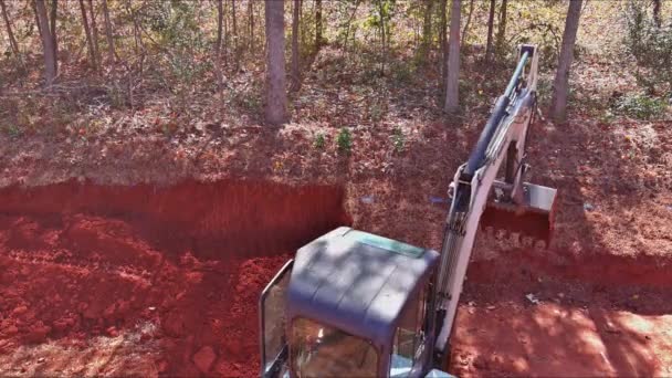 Trabajador Movimiento Tierras Excavando Terreno Sitio Construcción Con Cucharón Excavadora — Vídeo de stock