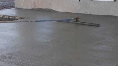 Beton kaldırım, çalışanlar tarafından uzun malalar kullanılarak yerle bir edildi..
