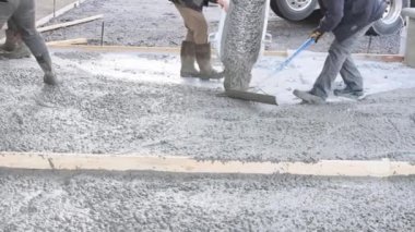 Islak beton dökme işlemi yetenekli işçilerin titizlikle beton dökmesini gerektirir..