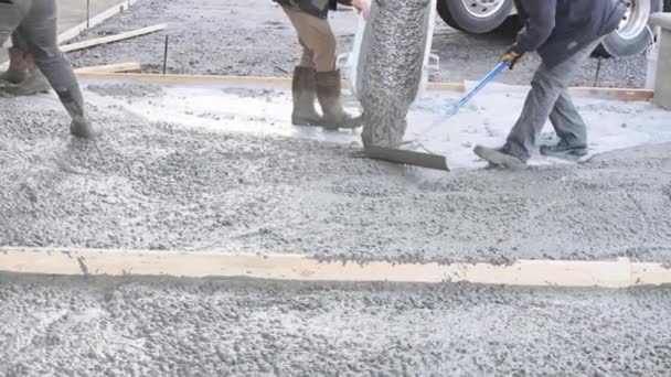 湿法混凝土工艺要求熟练的工人精确地浇注混凝土 — 图库视频影像