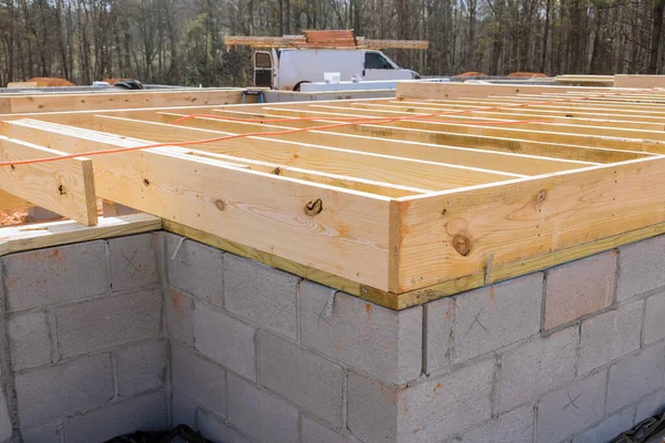 在混凝土砌块地基上安装新的定制木地板托梁 — 图库照片