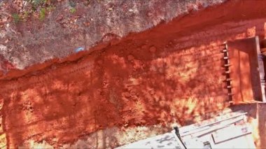 İnşaat alanında peyzaj amaçlı toprak taşımak için kullanılan küçük traktör..