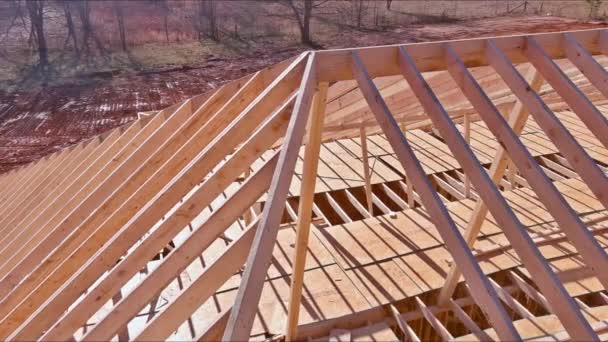 Dřevěný Střešní Rám Byl Postaven Přístřešků Při Stavbě Nového Trámu — Stock video