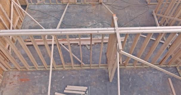 木梁房屋的建造涉及到将木梁组装成桁架 — 图库视频影像
