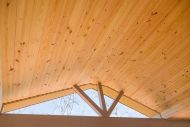 Yeni evin ahşap çatı güneşliği yapım aşamasında.