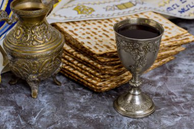 Hamursuz bayramı için mayasız matza ekmeği ve Pesach için kosher kiddush şarabı.