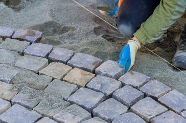 Granit taşların kaldırım için kullanılması endüstriyel kaldırım taşlarının kullanımıyla tamamlanan zarif bir görünüm yarattı..