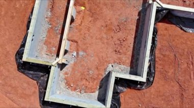 İnşaat inşaatı inşaat sahasında çimento bloklarının kurulumuyla başlıyor