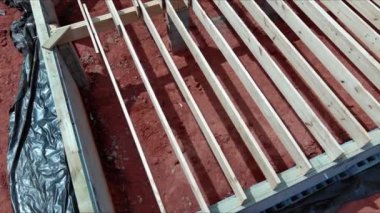 Beton blok temelinde ahşap kirişlerin yeni özel ev kurulumu