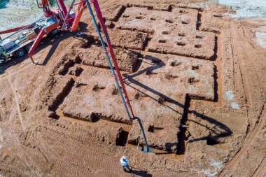 İnşaat işçisinin beton pompasıyla evin temelini sağlamlaştırmak