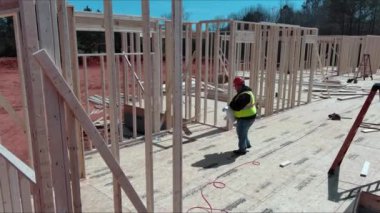 İnşaat projesi devam ederken güvenlik müfettişi inşaat planı kullanılarak yapılan çalışmaların kalitesini kontrol eder.