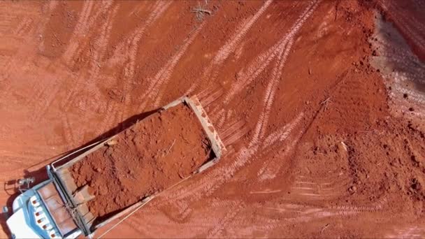 Placu Budowy Wywrotka Jest Używany Przenieść Glebę Dół Poziomu Ziemi — Wideo stockowe