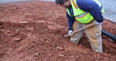 Yağmur suyu koleksiyonu drenaj boruları için harika bir yoldur. Sızıntıları önlemek için dikkatlice kurulmalıdır..
