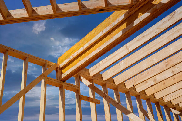 Рамочный луч обеспечивает конструктивную опору стоек к новому деревянному дому