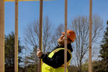 İnşaat mühendisi olarak, inşaat alanında kullanılan ahşap kirişlerin kalitesini kontrol ederken,.