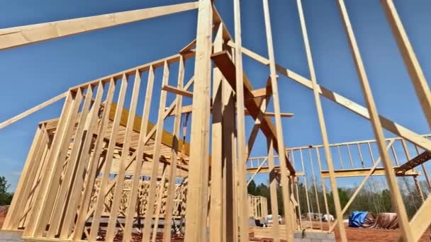 Neu Gebautes Holzbalkenhaus Besteht Aus Holzbalkenrahmen — Stockvideo