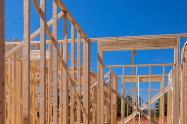 İnşaat kirişi için ahşap iskelet yapı kirişlerinden yapılmıştır.