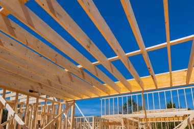 Ahşap ev inşaatı kirişleri destekleyen kirişlerle başlar..