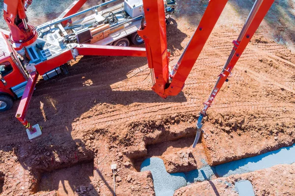 Automatisk Pump Används För Att Rikta Cementbetong Byggprocessen Hus Med — Stockfoto