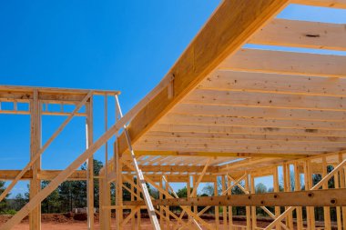 Yapı kirişleri, kiriş kirişleri, kirişler, ahşap iskelet inşaat sırasında taşınmış.