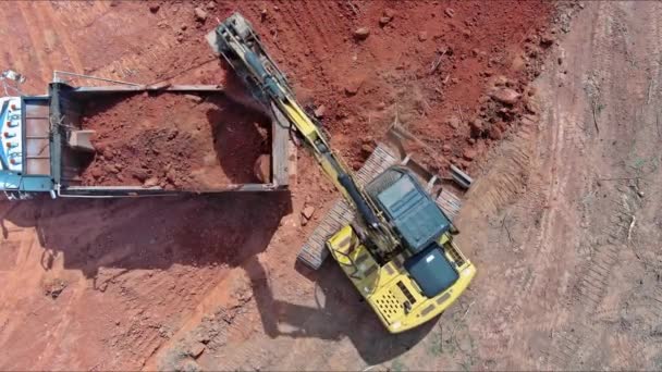 用挖掘机把土装入建筑工地的垃圾车 — 图库视频影像