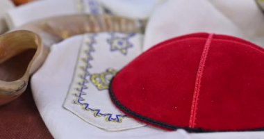 Musevi sembolü Torah 'ın kutsal kitabı Shofar boynuz şalı Tallit ile ibadet için dini vasıflar.
