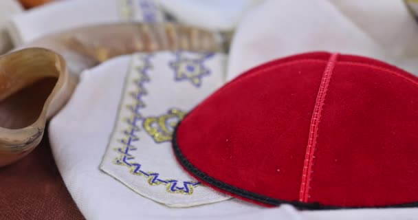 朝拜的宗教属性 用耶稣的象征托拉圣书 牛角披肩有滑落物 — 图库视频影像