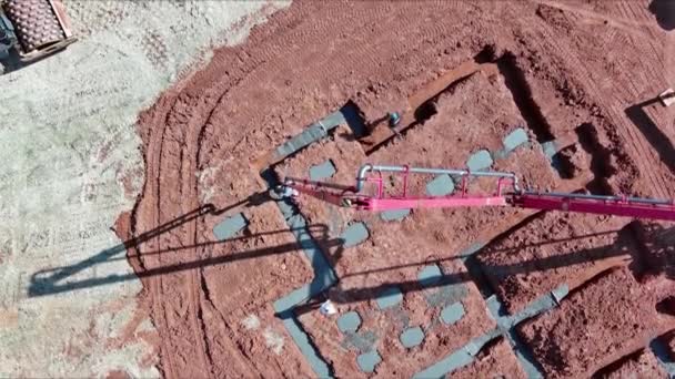 Mit Betonpumpe Gießt Bauarbeiter Beton Auf Fundament Von Haus — Stockvideo