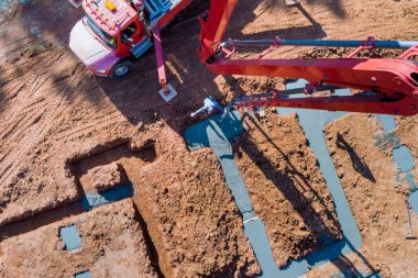 Beton dökmek için otomatik pompa kullanılarak beton döşeme temelleri inşa edilirken