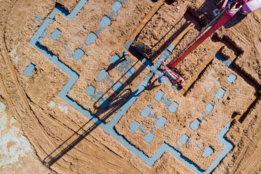 İnşaat sırasında beton şerit temellerinden beton geçirmek için otomatikman pompa kullanılması yaygındır.