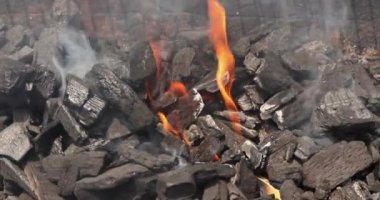 Izgara sürecinin bir parçası olarak kömür hazırlamak hayati önem taşır. Böylece et duman ve alevler içinde kızarır.