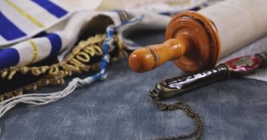 Kutsal kitap Shofar Horn Shawl Tallit 'le namaz kılmak için Yahudi dinine bir örnek.