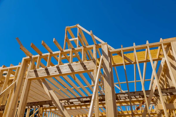 建設現場の木造建築物のフレーム構造をフレーミング建設中の新しい住宅 — ストック写真