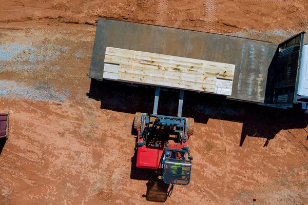 Construction Site Lift Manipulator Unloads Wooden Building Materials Have Been — Stock Photo, Image
