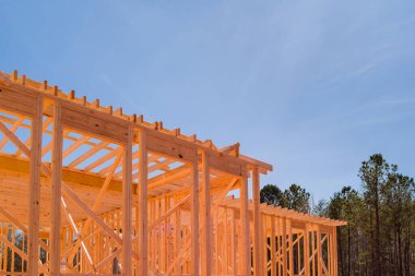 İnşaat alanındaki yeni evi çerçevelemek için ahşap kirişler var.