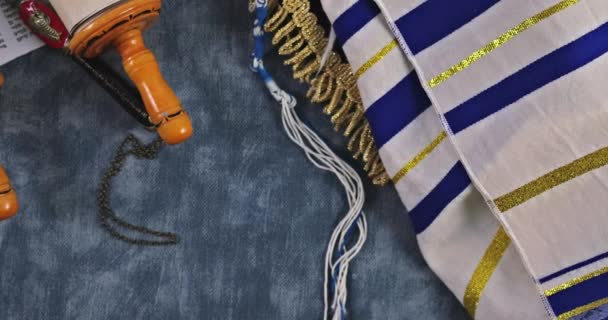 用犹太圣书 中的犹太教标志来祈祷 用牛角披肩和其他宗教标志来做祈祷 — 图库视频影像