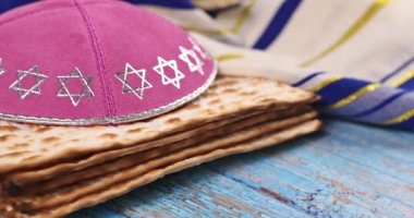 Hamursuz Bayramı 'nda yenen mayasız matza ekmeği Yahudilerin Mısır' ı terk etmesinin bir sembolüdür..