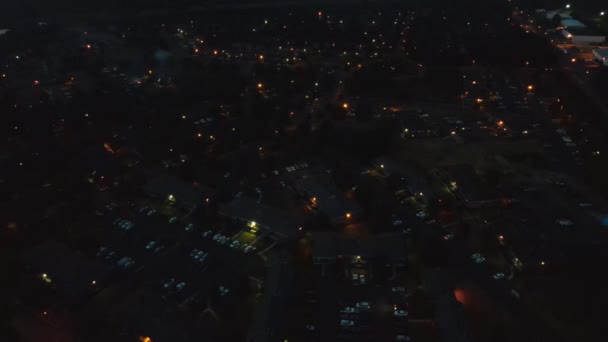 Вечера Спальные Районы Маленького Городка Освещаются Ночными Огнями — стоковое видео