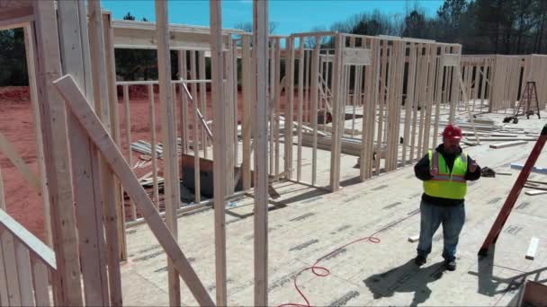 Byggande Ett Hus Inspekteras Byggarbetsplatsen Med Hjälp Byggplan — Stockvideo
