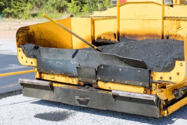 Asfalt özel makineler kullanarak asfalt yolu işleme ağır titreşim silindirli kaldırım