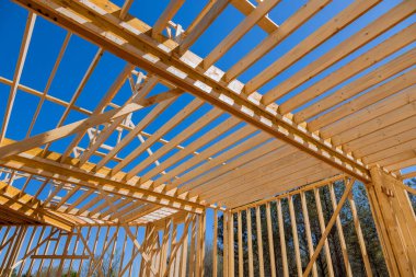 Yeni çerçeve, döşeme kirişlerinde çerçeve inşaatı altında, kirişler yeni ev inşaatının ikinci katını düzenliyor.